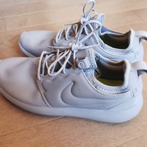Men's Nike Roshe Two grey sneakers